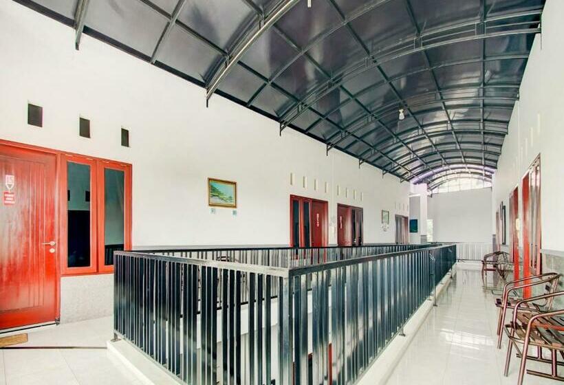 Hotel Vaccinated Staff Oyo 90151 Guest House 180