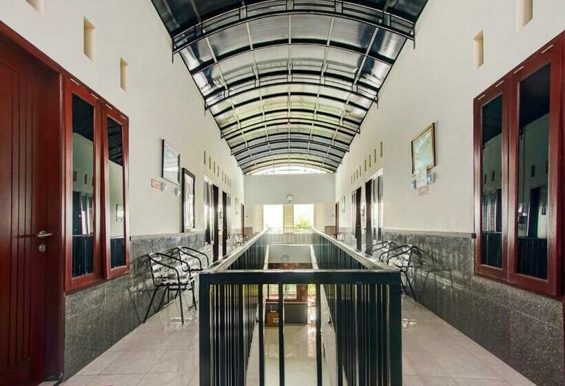 Hotel Vaccinated Staff Oyo 90151 Guest House 180