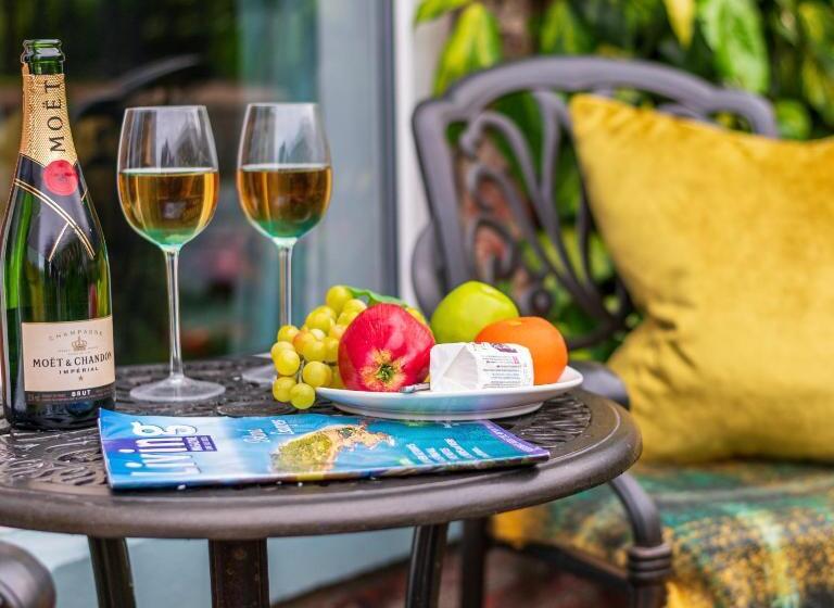 Пансион The Mainstay Luxury Boutique Rooms With Private Parking