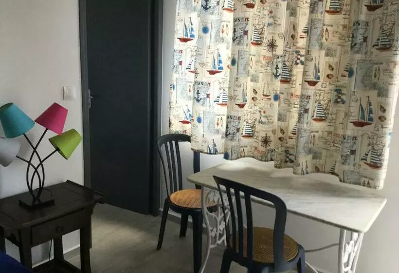 تختخواب و صبحانه La Marine