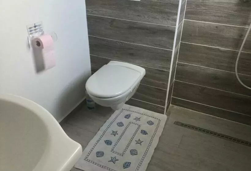 تختخواب و صبحانه La Marine