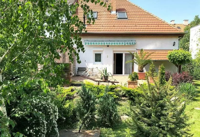 Majatalo Full Garden House At Heroes Square