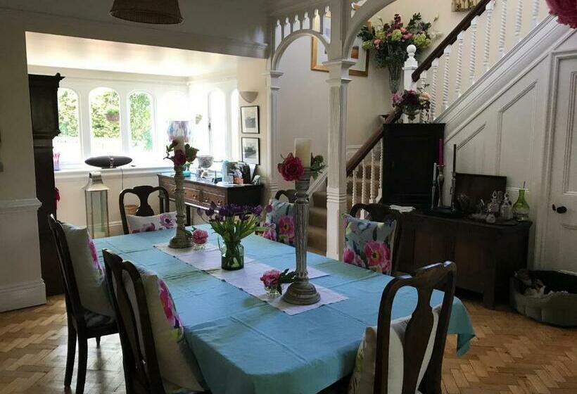 مبيت وإفطار Coombe Lodge Farm House