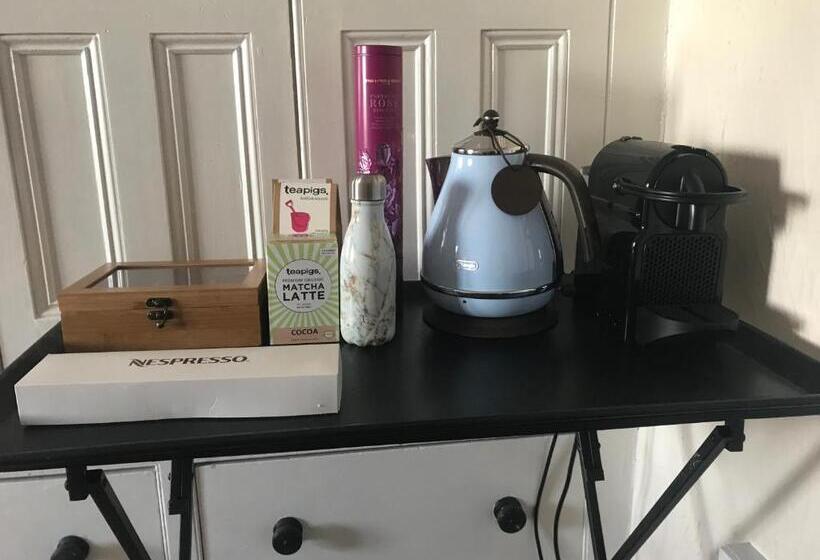 مبيت وإفطار Coombe Lodge Farm House