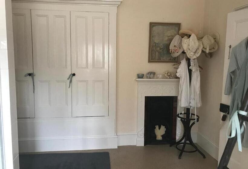 مبيت وإفطار Coombe Lodge Farm House