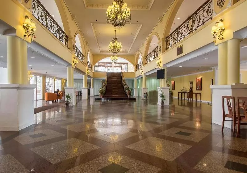 בית מלון כפרי Bella Vista Waterfront Resort