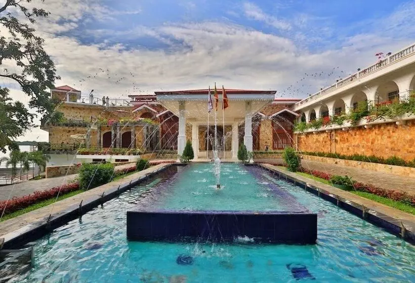 בית מלון כפרי Centauria Lake Resort