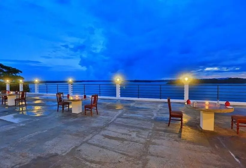 בית מלון כפרי Centauria Lake Resort