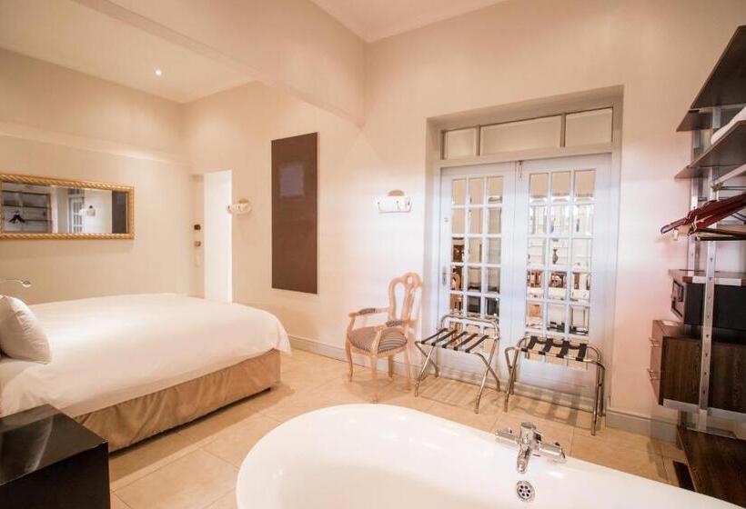 Отель The Charles Cafe & Guesthouse