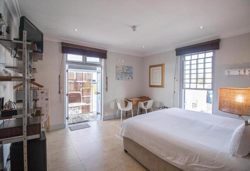 Отель The Charles Cafe & Guesthouse