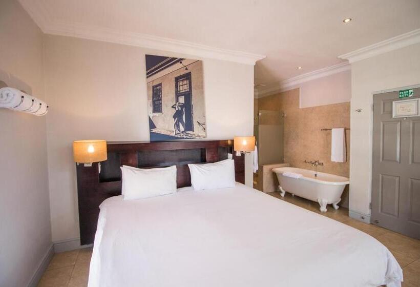 Отель The Charles Cafe & Guesthouse