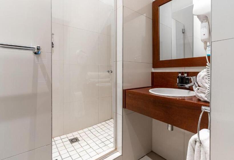 Отель The Charles Cafe & Guesthouse