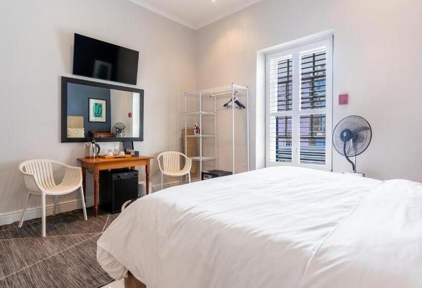 Отель The Charles Cafe & Guesthouse