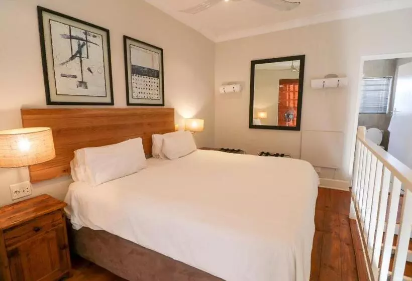 酒店 The Charles Cafe & Guesthouse