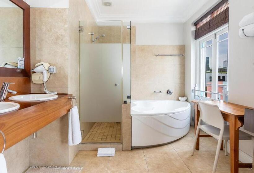 Отель The Charles Cafe & Guesthouse