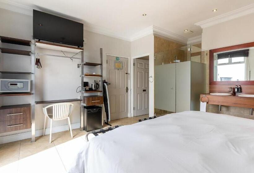 Отель The Charles Cafe & Guesthouse