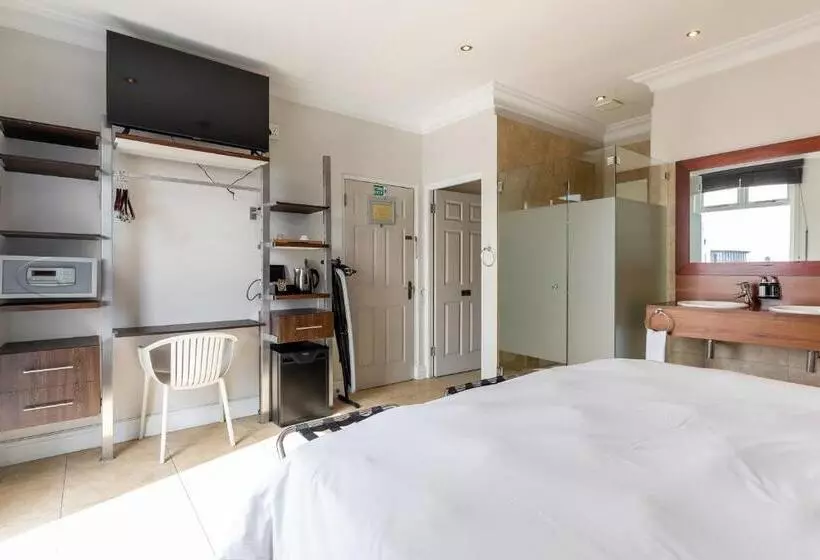 酒店 The Charles Cafe & Guesthouse