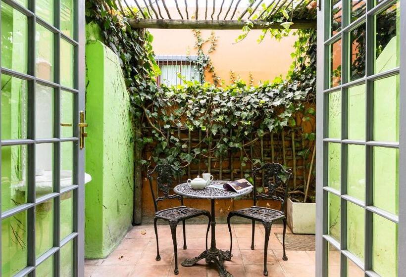 Отель The Charles Cafe & Guesthouse