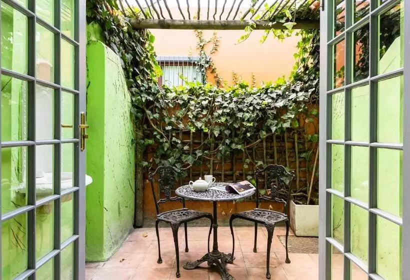 酒店 The Charles Cafe & Guesthouse