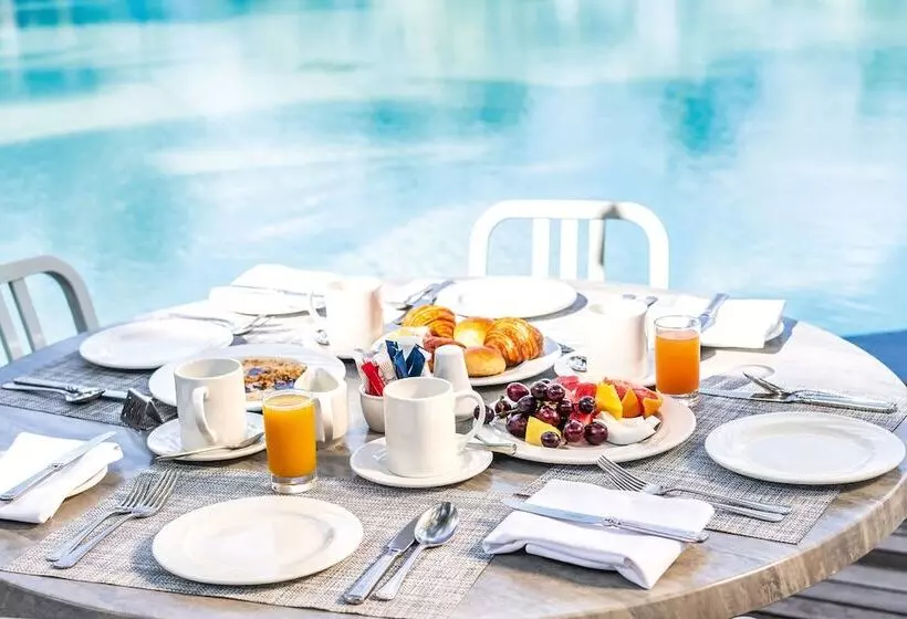 هتل Victoria Beachcomber Resort & Spa