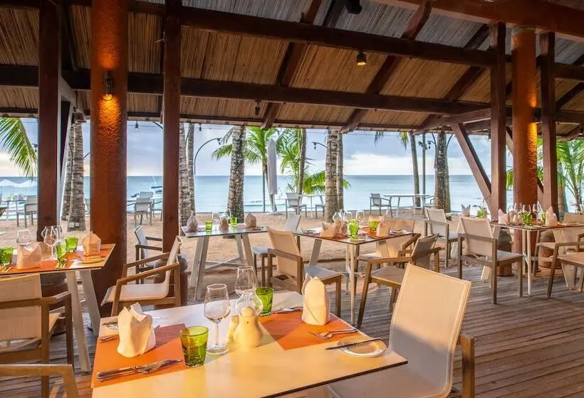 هتل Victoria Beachcomber Resort & Spa