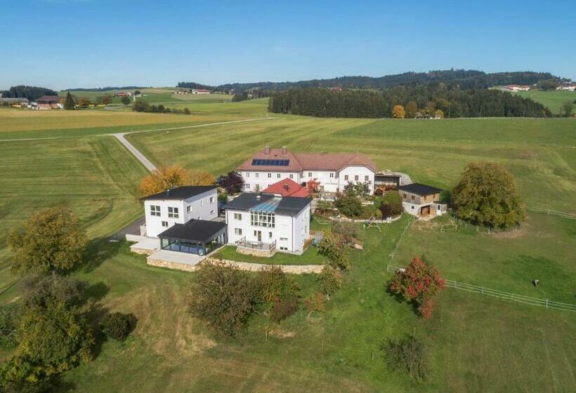 Отель Ferienhof Neundlinger