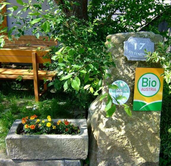 Отель Ferienhof Neundlinger