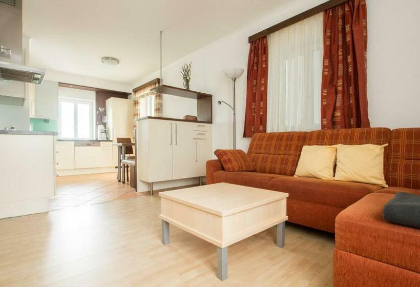 Отель Ferienhof Neundlinger