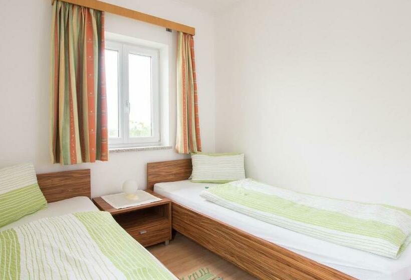 Отель Ferienhof Neundlinger