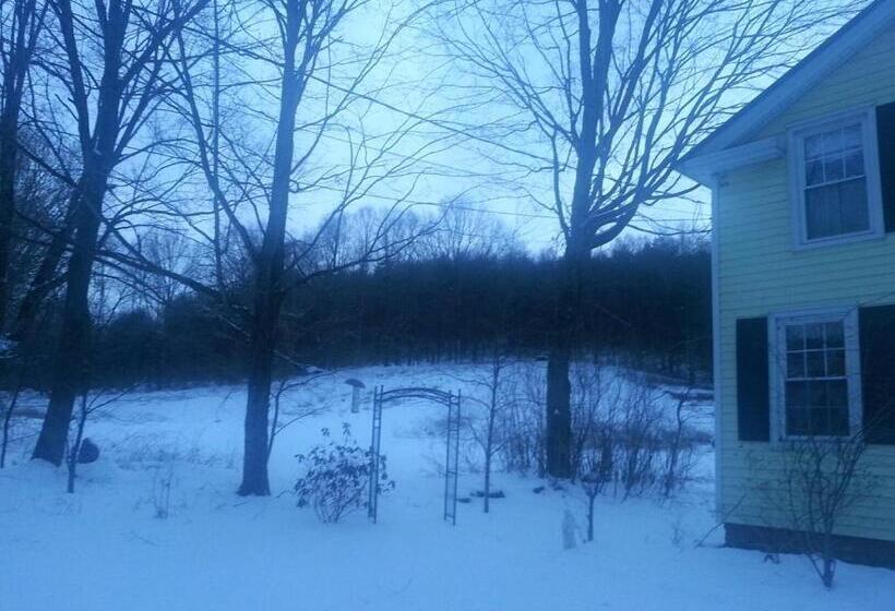 مبيت وإفطار A Meadow House