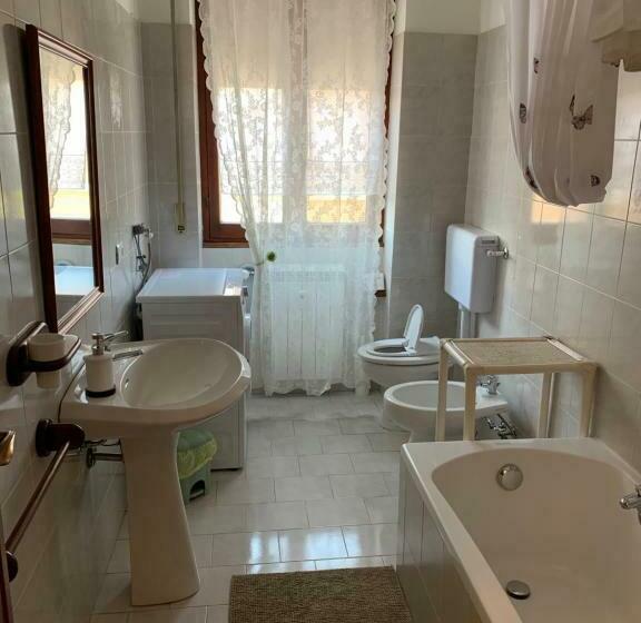 펜션 Affittacamere Serravalle Shopping