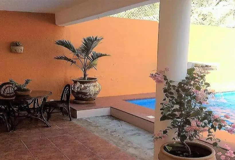 ペンション La Vivienda Villa