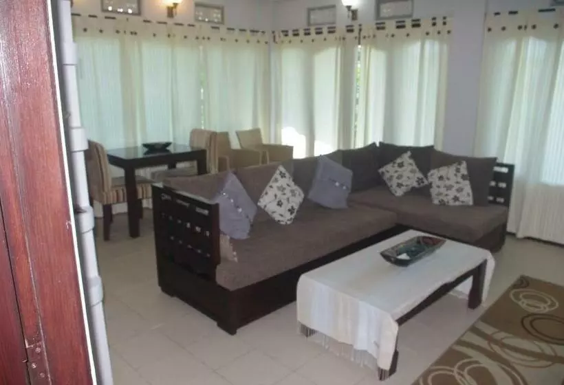 ペンション Shangrilah Villas
