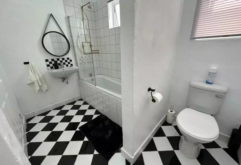 Majatalo The Owl House Guest House