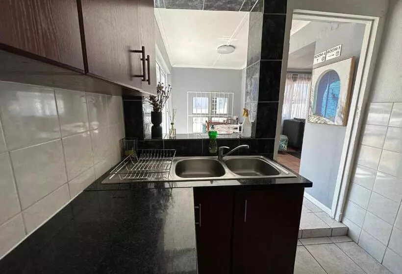 Majatalo The Owl House Guest House