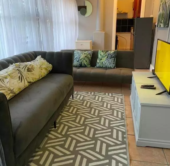 Majatalo The Owl House Guest House