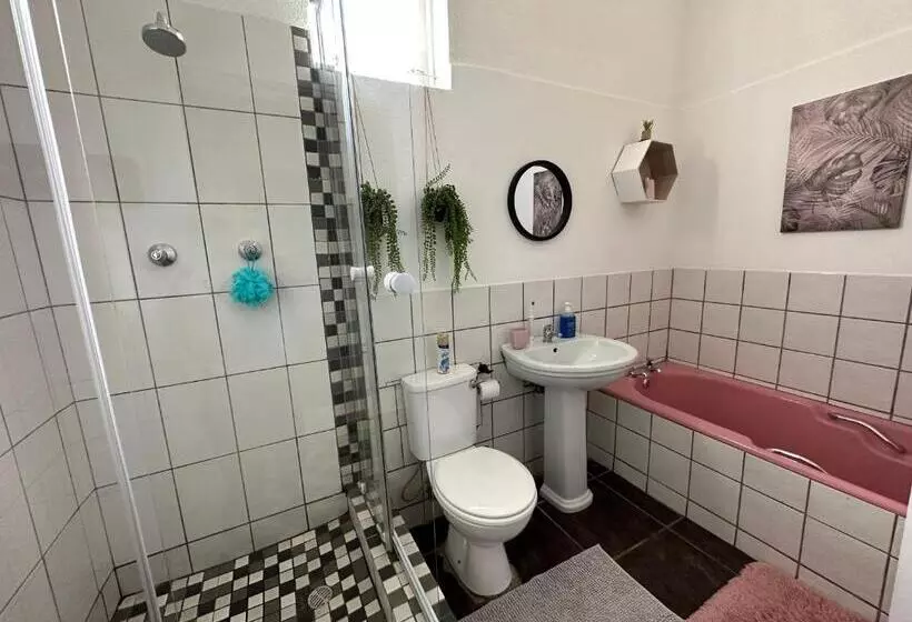 Majatalo The Owl House Guest House