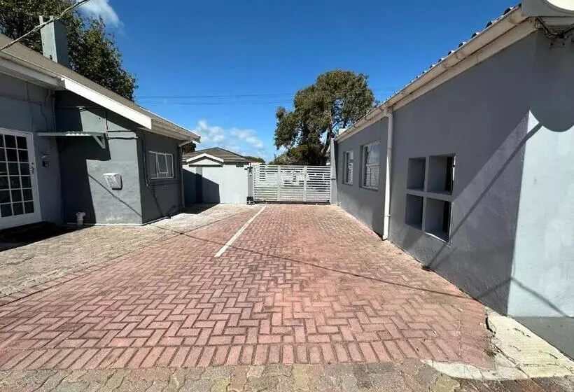 Majatalo The Owl House Guest House