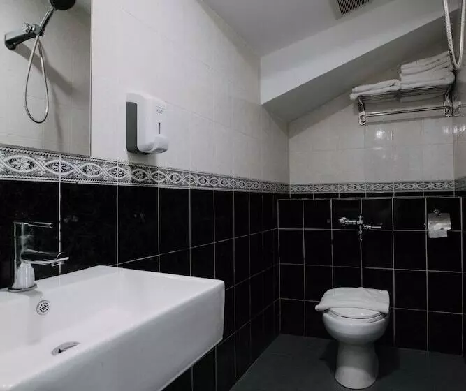 هتل Butternut Tree