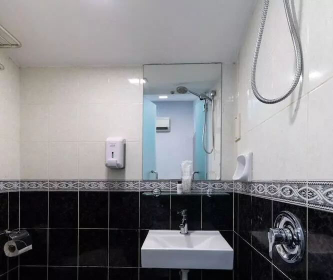 هتل Butternut Tree