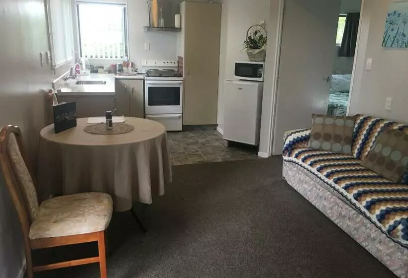 تختخواب و صبحانه Agapantha Cottage Retreat