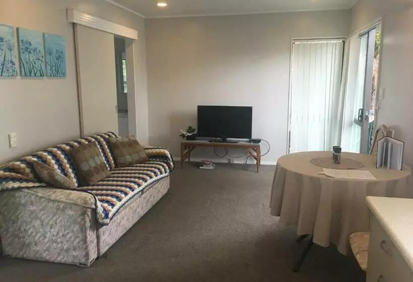 تختخواب و صبحانه Agapantha Cottage Retreat