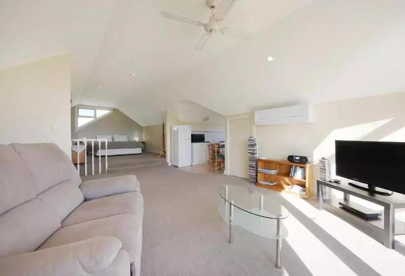 Logans Beach Apartments   The Loft