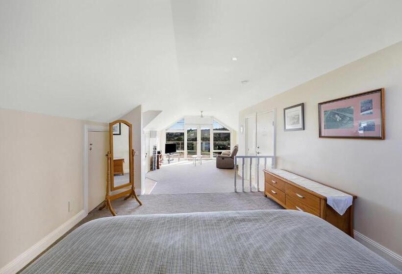 Logans Beach Apartments   The Loft