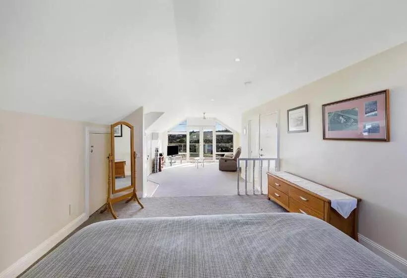 Logans Beach Apartments   The Loft