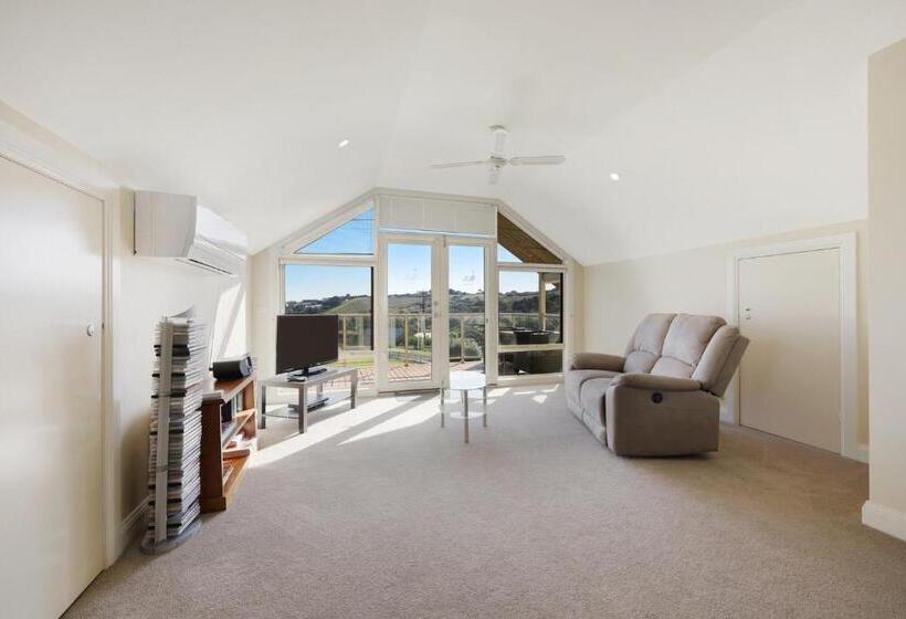 Logans Beach Apartments   The Loft