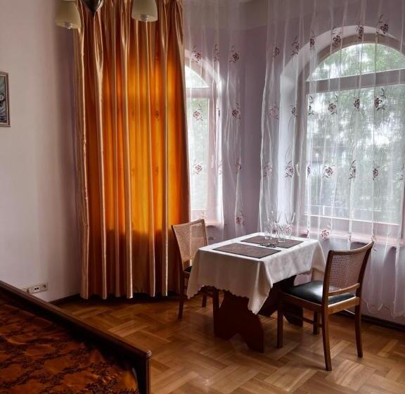 تختخواب و صبحانه Spacious Rooms In Peaceful Jelgava Area