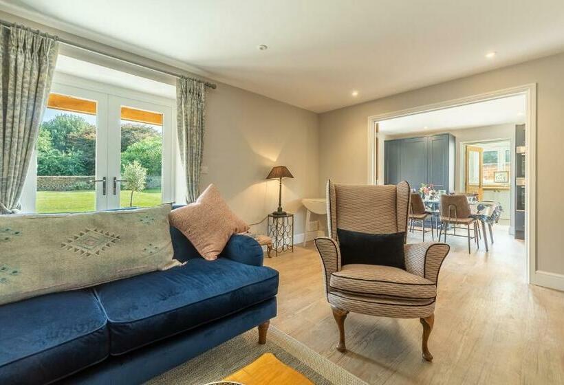 Cliff Farmhouse B&b Suites