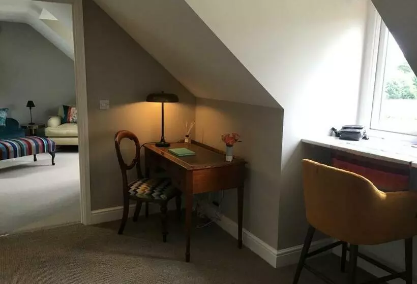 Cliff Farmhouse B&b Suites