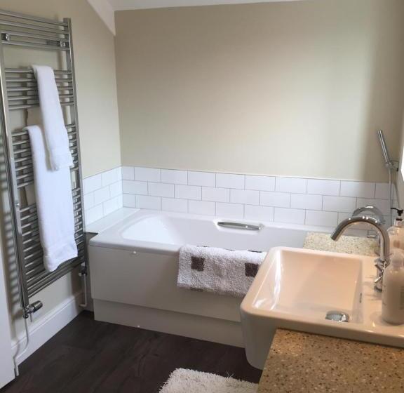 Cliff Farmhouse B&b Suites